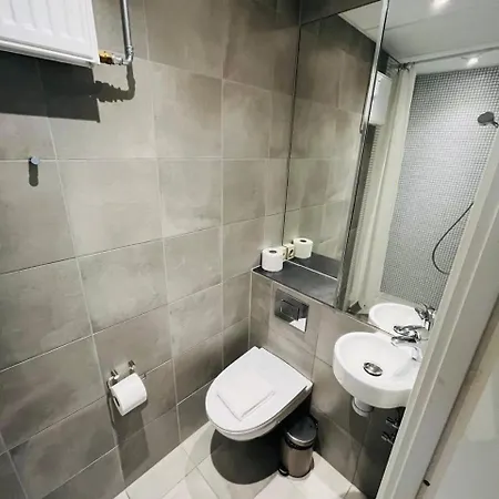 With Double Bed And Kitchen 3 公寓
